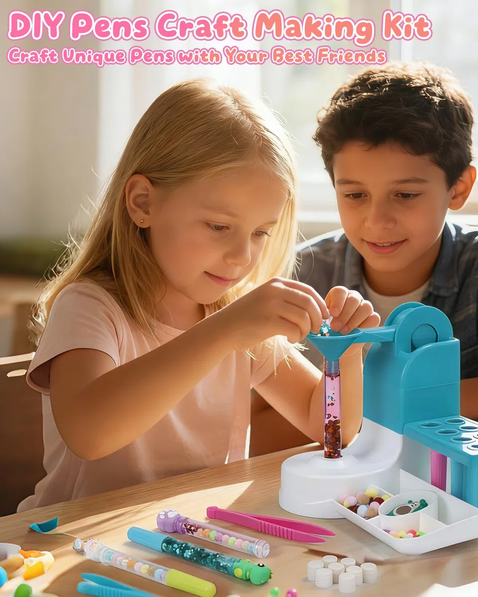 Set di penne fai da te per bambini dai 6 anni in su, con 50 accessori per 10 penne personalizzate (glitter, piume, personaggi), set creativo come regalo per compleanno dei bambini e inizio della