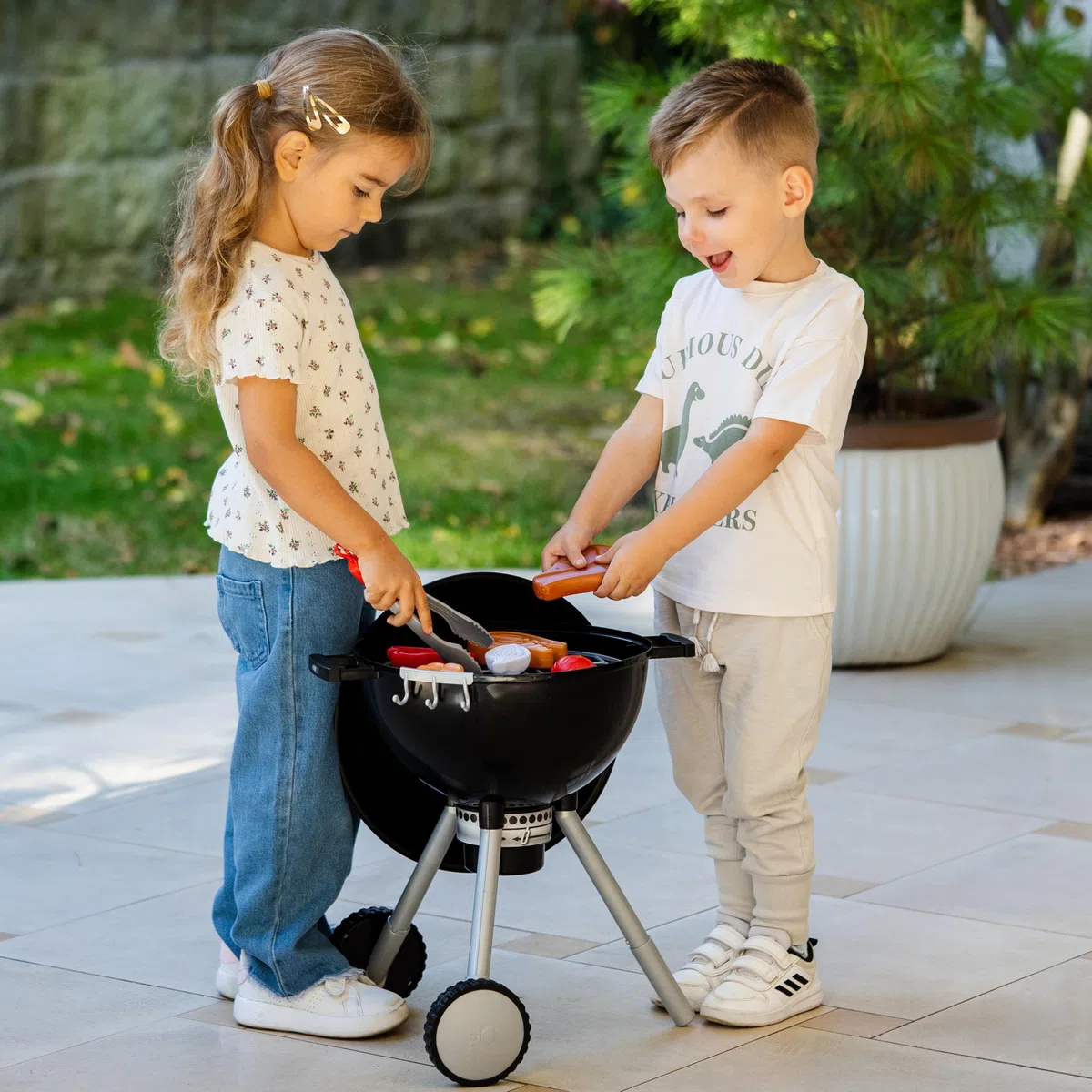 Theo Klein 9401 Barbecue a sfera Premium Weber con luce e suono, Incl. accendino con testa magnetica per l'attivazione del mucchio di carbone, Giocattolo per bambini a partire dai 3 anni di età
