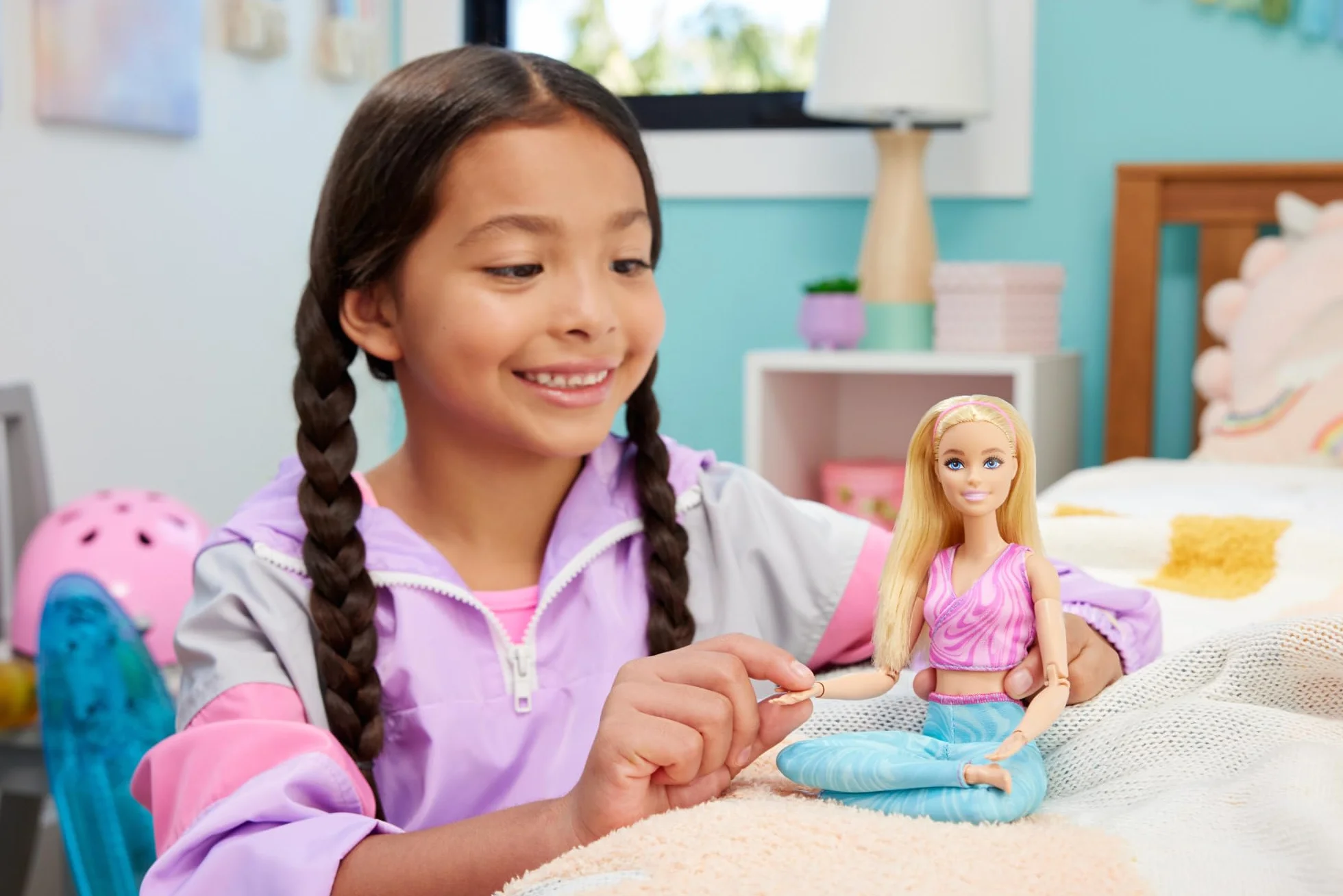 Barbie - Bambola Made to Move, snodata e con articolazioni mobili, capelli biondi con top sportivo rosa e pantaloni blu da yoga, giocattolo per bambini, 3+ anni, HRH27