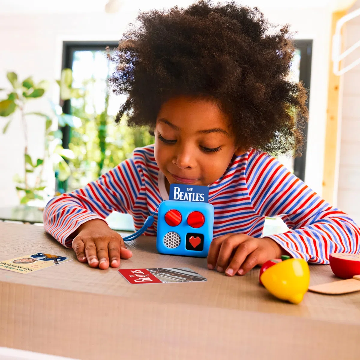 Yoto Mini (edizione 2024 YM002) + Starter Pack per Big Kids Bundle - Dispositivo audio Bluetooth senza schermo, dispositivo da viaggio tutto in 1 per storie, musica, podcast, radio