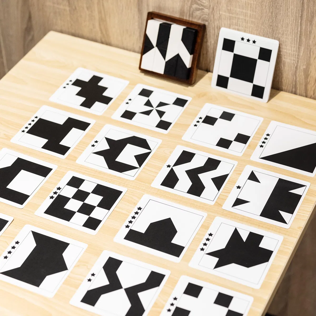 Gioco di puzzle con blocchi nascosti in legno, 80 sfide cerebrali, con scatola in legno massello e pezzi bianchi e neri deluxe, gioco da tavolo con logica 3D e pensiero spaziale, perfetto per