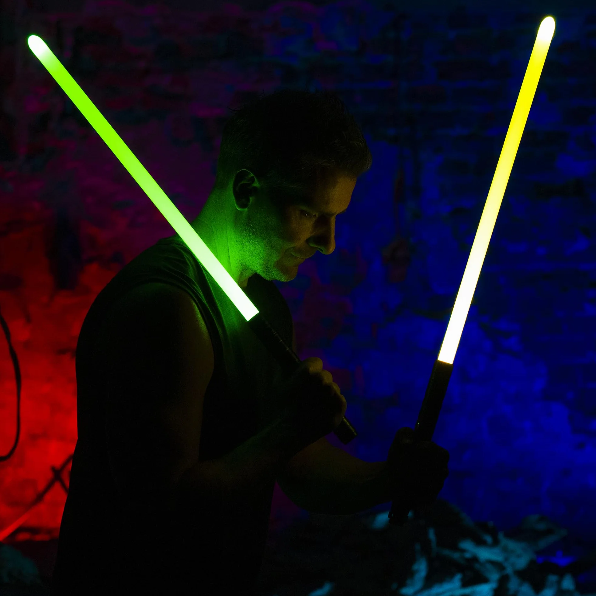 Spada Laser con Impugnatura in Metallo | Set di 2 Spade Laser Ricaricabili | Spada Laser da Combattimento con 15 Colori ed Effetti Sonori | Lightsaber a Doppia Lama (Nero)