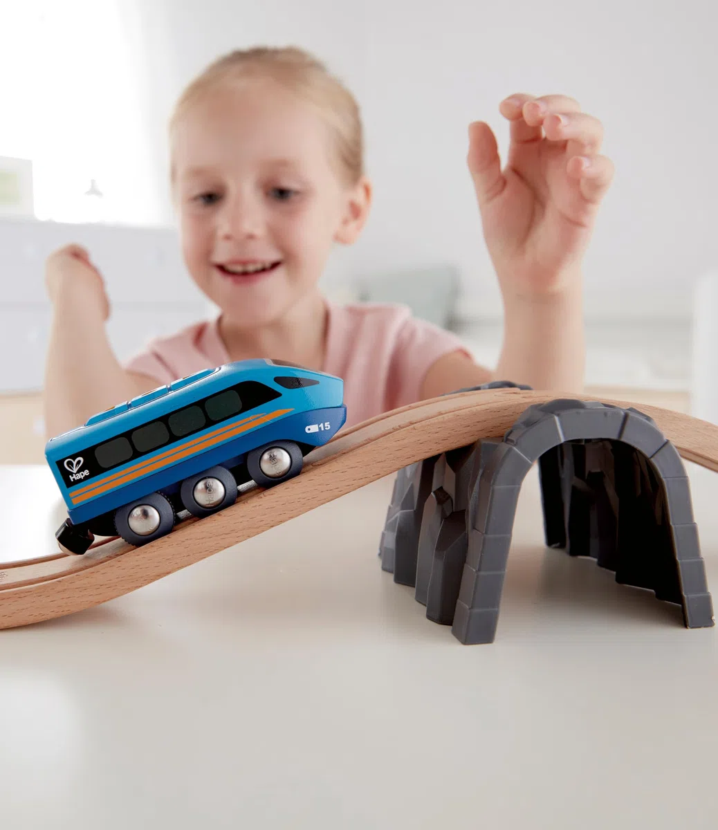 Hape Treno con controllo remoto - Trenino giocattolo con APP gratuita per smart-control e ricarica USB adatto a bambini dai 3 anni