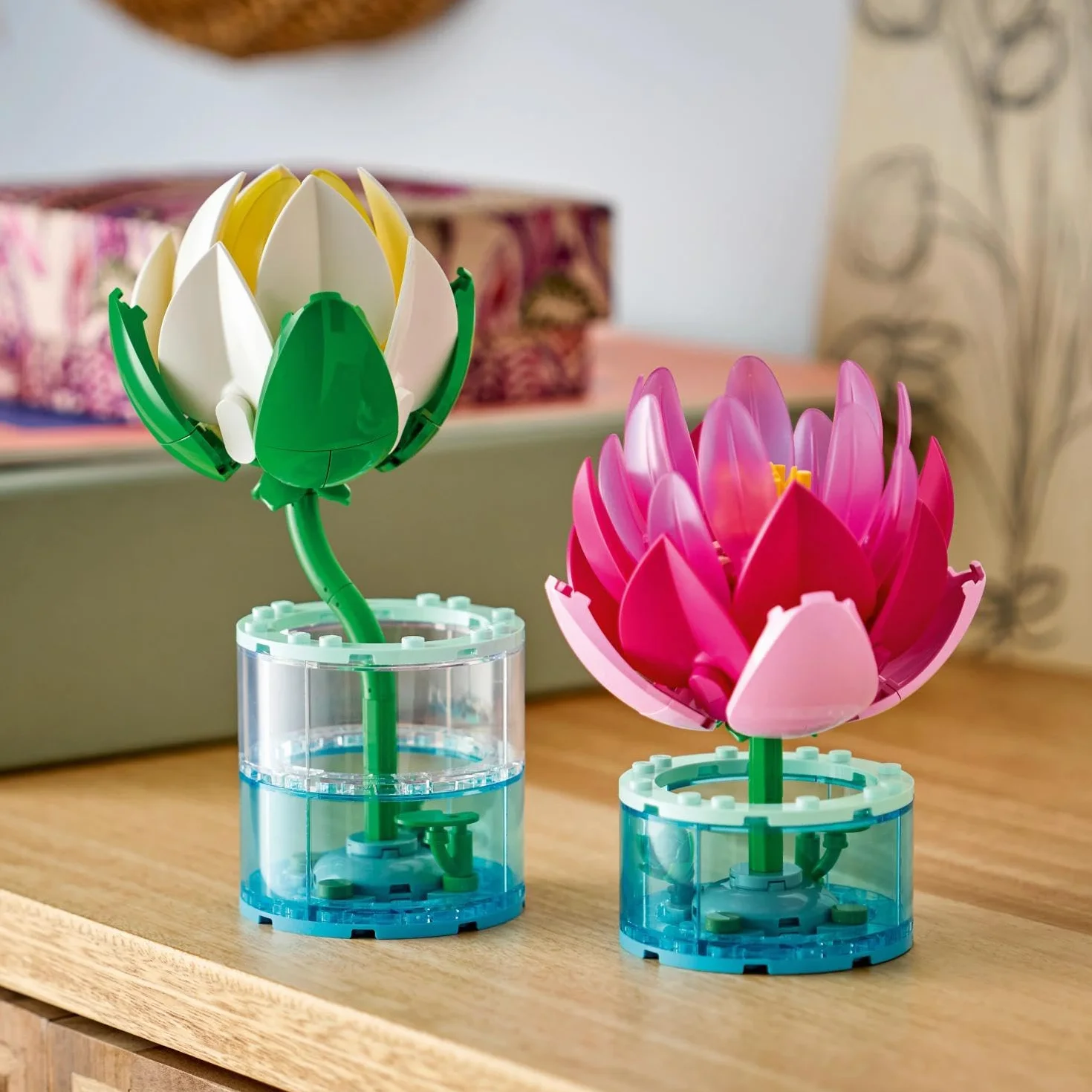 LEGO Botanicals Ninfee - Set di Piante Artificiali con Fiori Finti in 2 Vasi Trasparenti - Decorazione per Camera da Letto Fai da Te - Regalo per Bambine e Bambini da 9 Anni in su e per Adulti - 11511