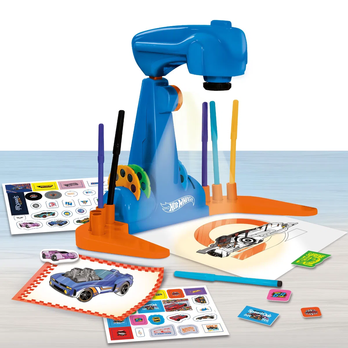 Lisciani - Proiettore Hot Wheels per Scuola di Disegno - Giocattoli educativi da Disegno per Bambini dai 5 Anni in su - Set di Disegno Creativo a LED - attività Senza Schermo - Abilità motorie