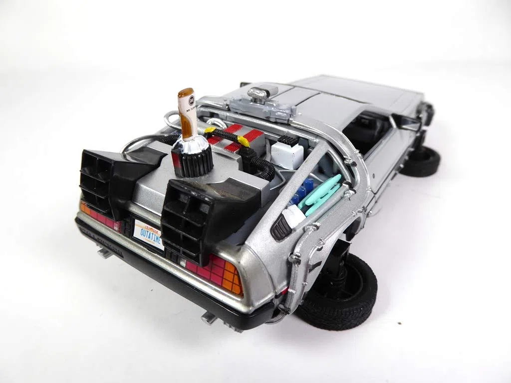 OPO 10 - Macchina Volante Delorean (con Ruote Volanti) dal Film Ritorno al Futuro II - Scala 1:24 - RIF. 22441FV