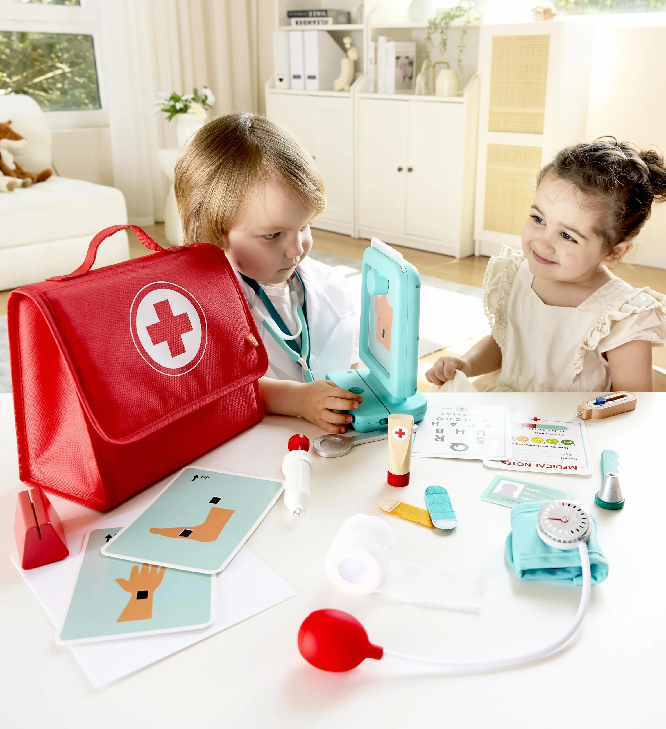 Hape Set Medico, Set da Gioco in Legno per Bambini, Kit da Dottore con Strumenti interattivi