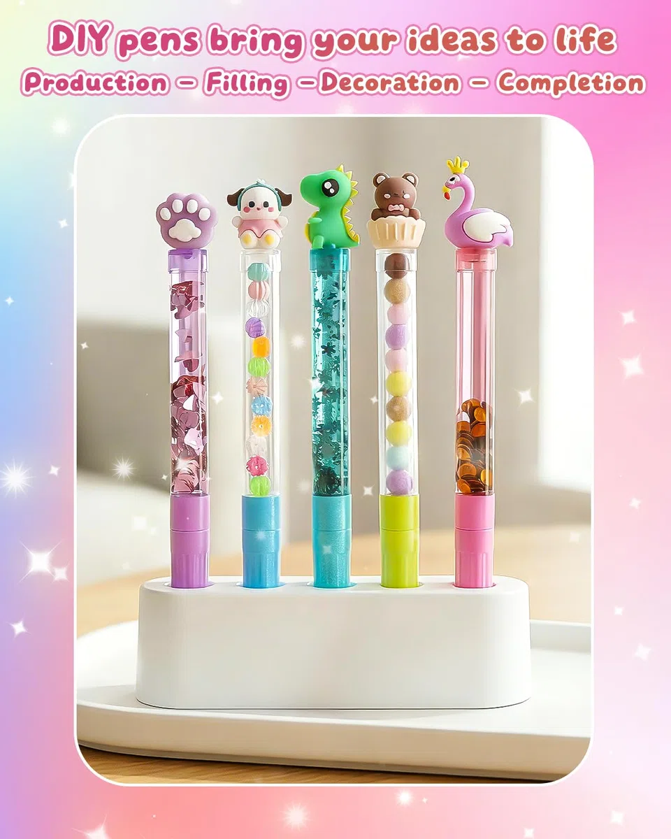 Set di penne fai da te per bambini dai 6 anni in su, con 50 accessori per 10 penne personalizzate (glitter, piume, personaggi), set creativo come regalo per compleanno dei bambini e inizio della