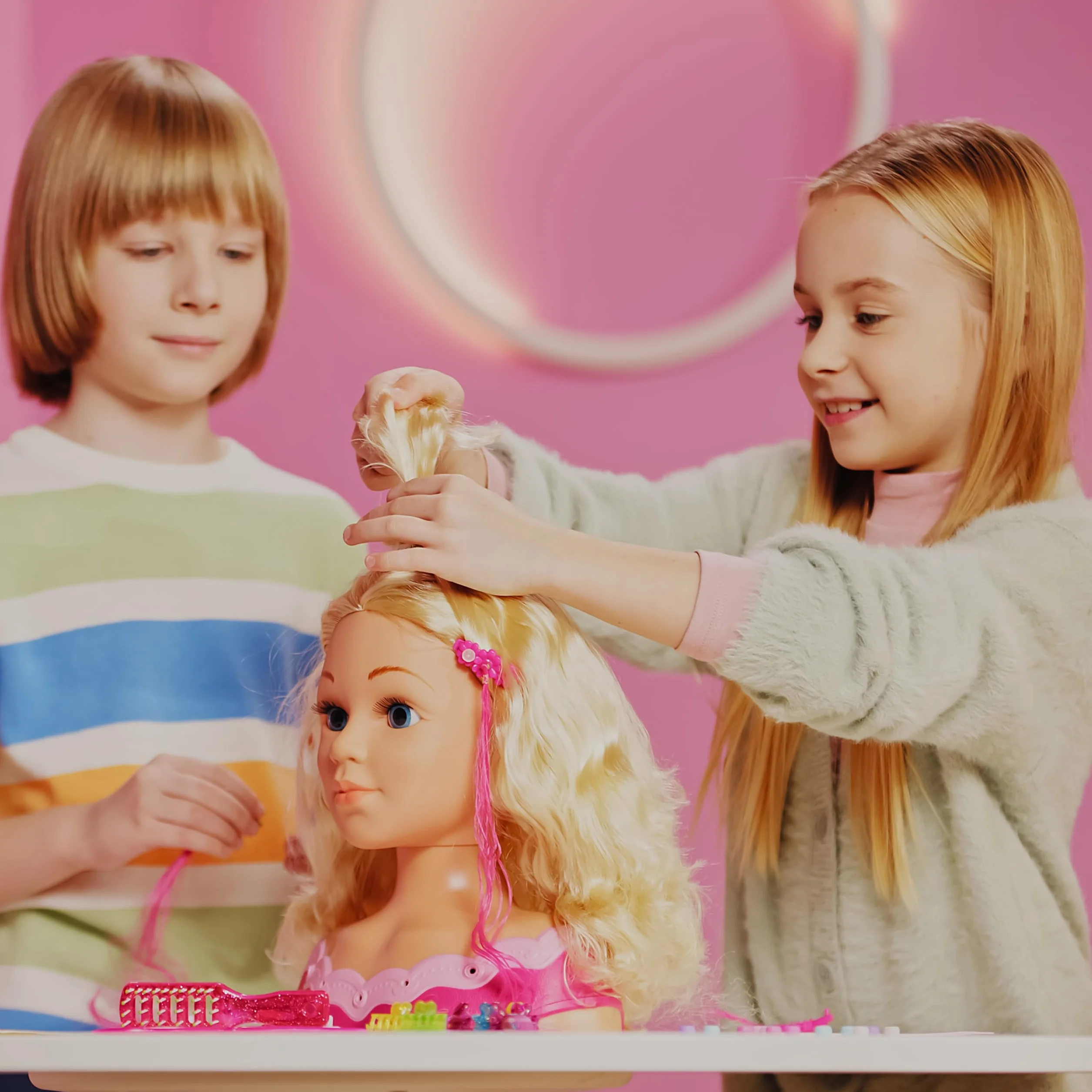 Theo Klein 5392 Busto per Trucco e acconciatura Emma, Include Cosmetici a Forma di Cuore e Accessori per Capelli, Capelli Lavabili e pettinabili, Giocattolo per Bambini dai 3 Anni in su