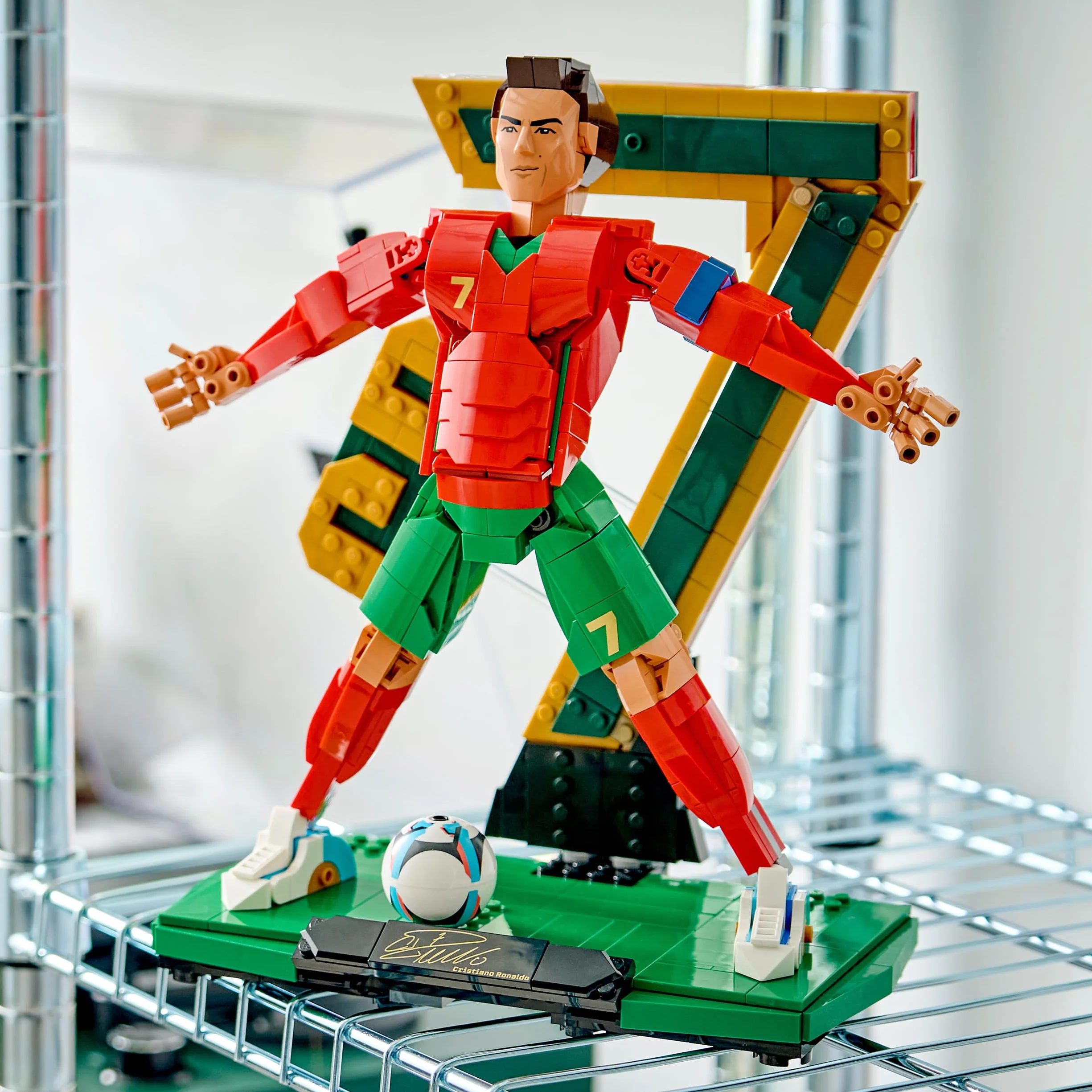 LEGO Editions Cristiano Ronaldo – Leggenda del Calcio Giocattolo - Kit Modellismo Action Figure 3D da Esposizione - Decorazione Cameretta -Regalo per Bambini e Bambine da 12 Anni e Fan Adulti - 43016