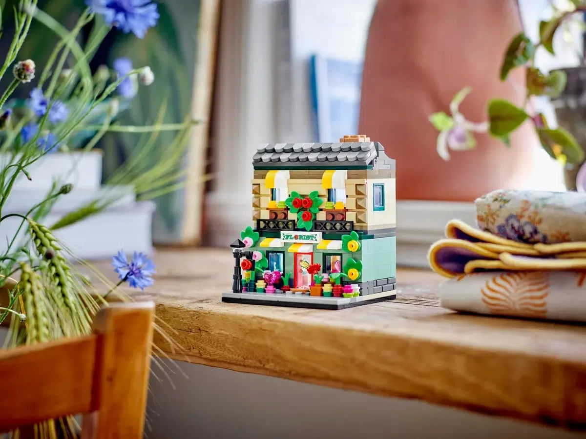 LEGO Flower Store 40680 - Modellino da collezione con dettagli interni, design personalizzabile, ottimo regalo per adulti e adolescenti, 337 pezzi