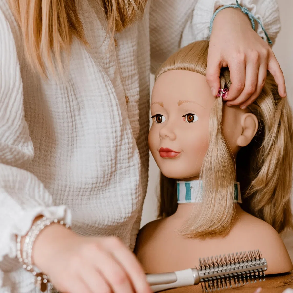 Götz 1192052 parrucchino con capelli biondi e occhi azzurri - testina per parrucchiere e trucco alta 28 cm in set da 57 pezzi - adatto per ragazze dai 3 anni in su