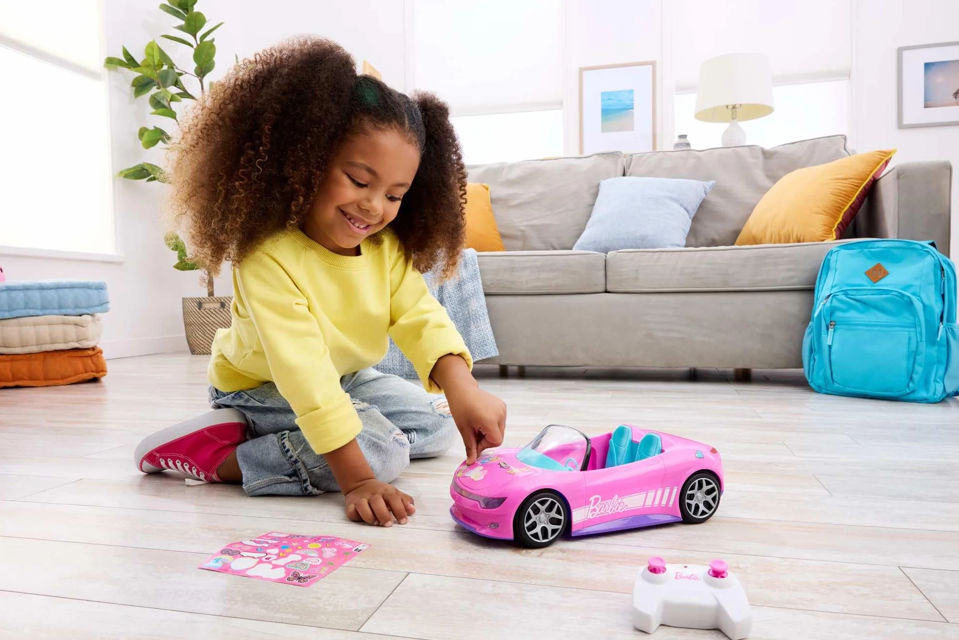 Hot Wheels Barbie - Cabrio RC, auto rosa telecomandata con sticker adesivi inclusi, posti per due bambole e bagagliaio apribile, giocattolo per bambini, 4+ anni, JBH05