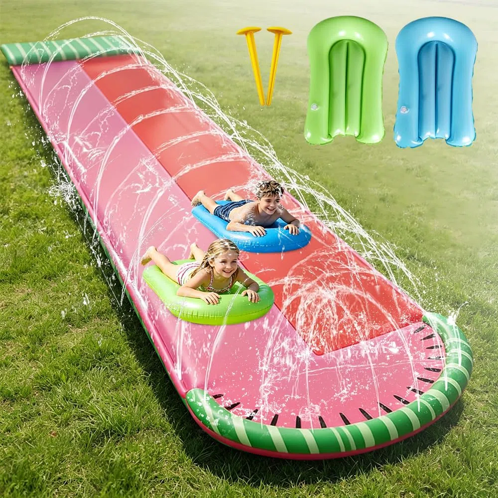 Pista Scivolo Acqua Doppio Da Giardino,480 X 140Cm Doppio Scivolo Ad Acqua Con 3 Bodyboard E Irrigatore,Scivolo D'acqua Doppio per Prato,Scivolo Da Giardino Estivo,Attività Acquatiche All'Aperto