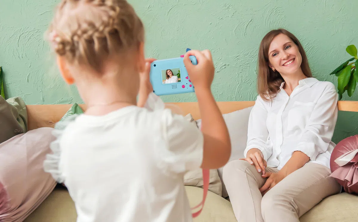 eKids Disney Stitch - Fotocamera digitale da 2 MP, schermo da 2 pollici, scheda SD da 512 MB, 5 giochi inclusi, colore: Blu