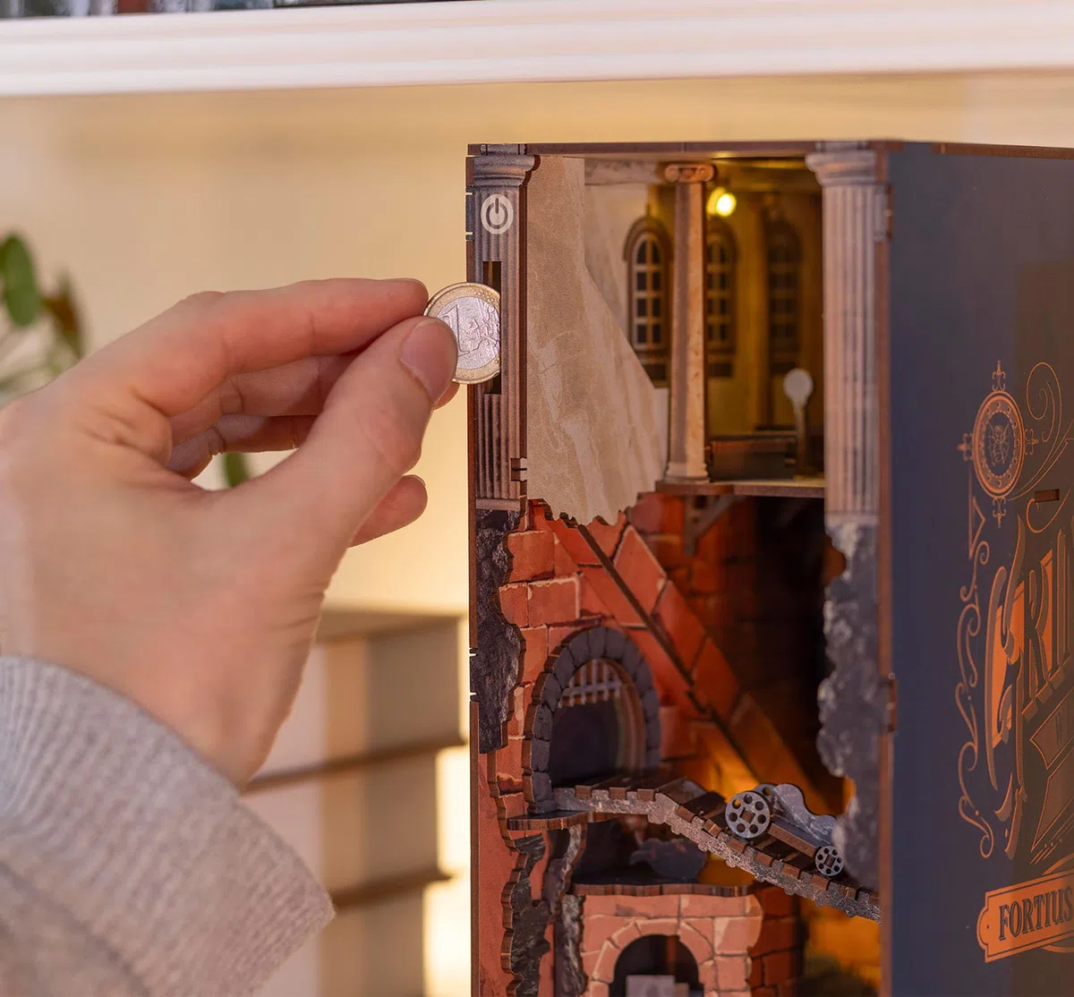 Revell Tiny Adventures, Gringotts Bank Harry Potter, Magische Miniaturwelt der Gringotts Bank, Handgefertigte Buchstütze, Perfekt für Sammler und Harry Potter Fans