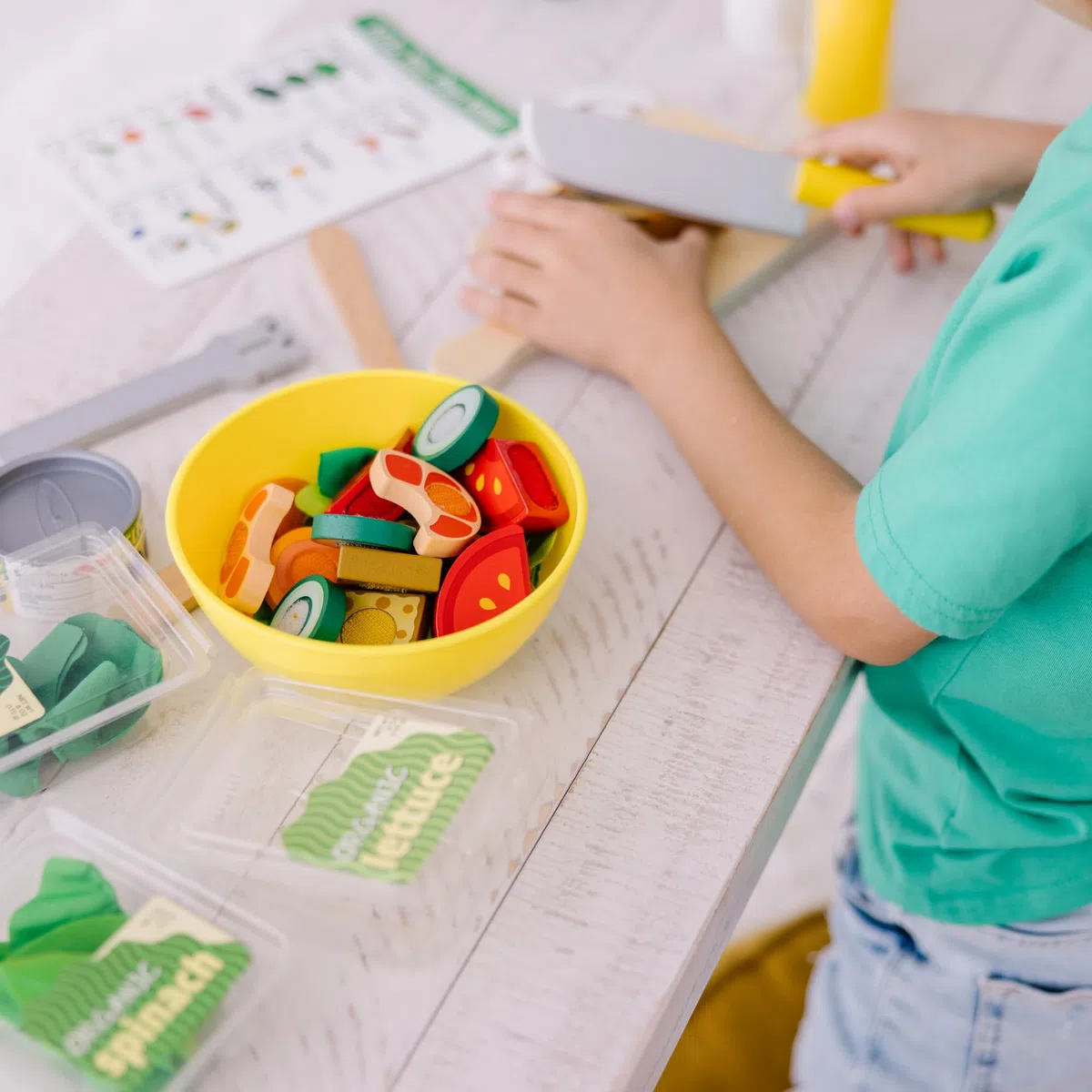 Melissa & Doug Insalata Set da Gioco, Giocattoli in Legno, Gioco di Cibo in Legno, Gioco di Ruolo, Gioco Educativo Montessori, Regalo per Bambini e Bambine di 3+ Anni
