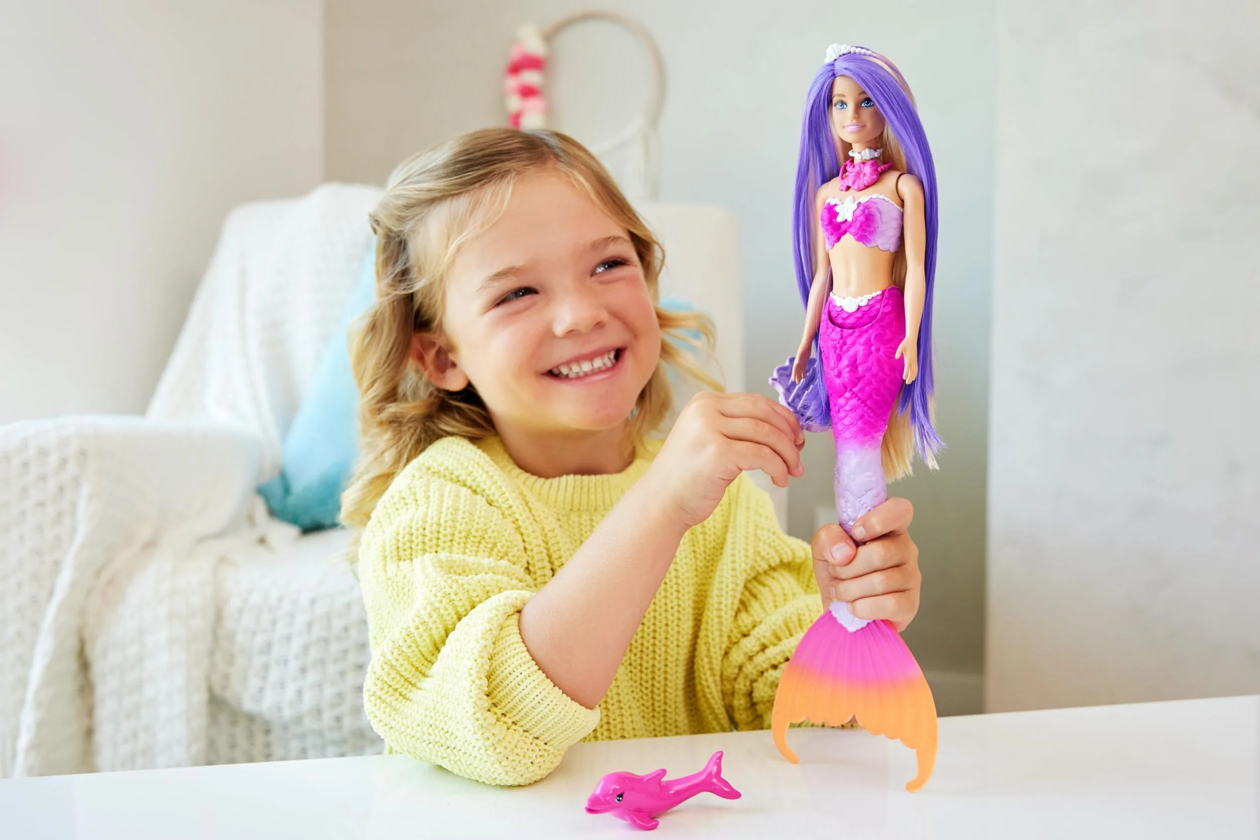 Barbie - Malibu Sirena, bambola con capelli rosa e accesory per lo styiling, funzione cambia colore in acqua, cucciolo di delfino incluso, giocattolo per bambini, 3+ anni, HRP97