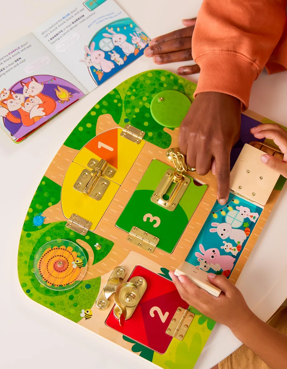 Toc Toc Chi c'è Dentro? - Lavagna Montessori - Lavagna per Bambini - Giocattolo con Serratura e Chiave - Scheda attività - 3 Anni +