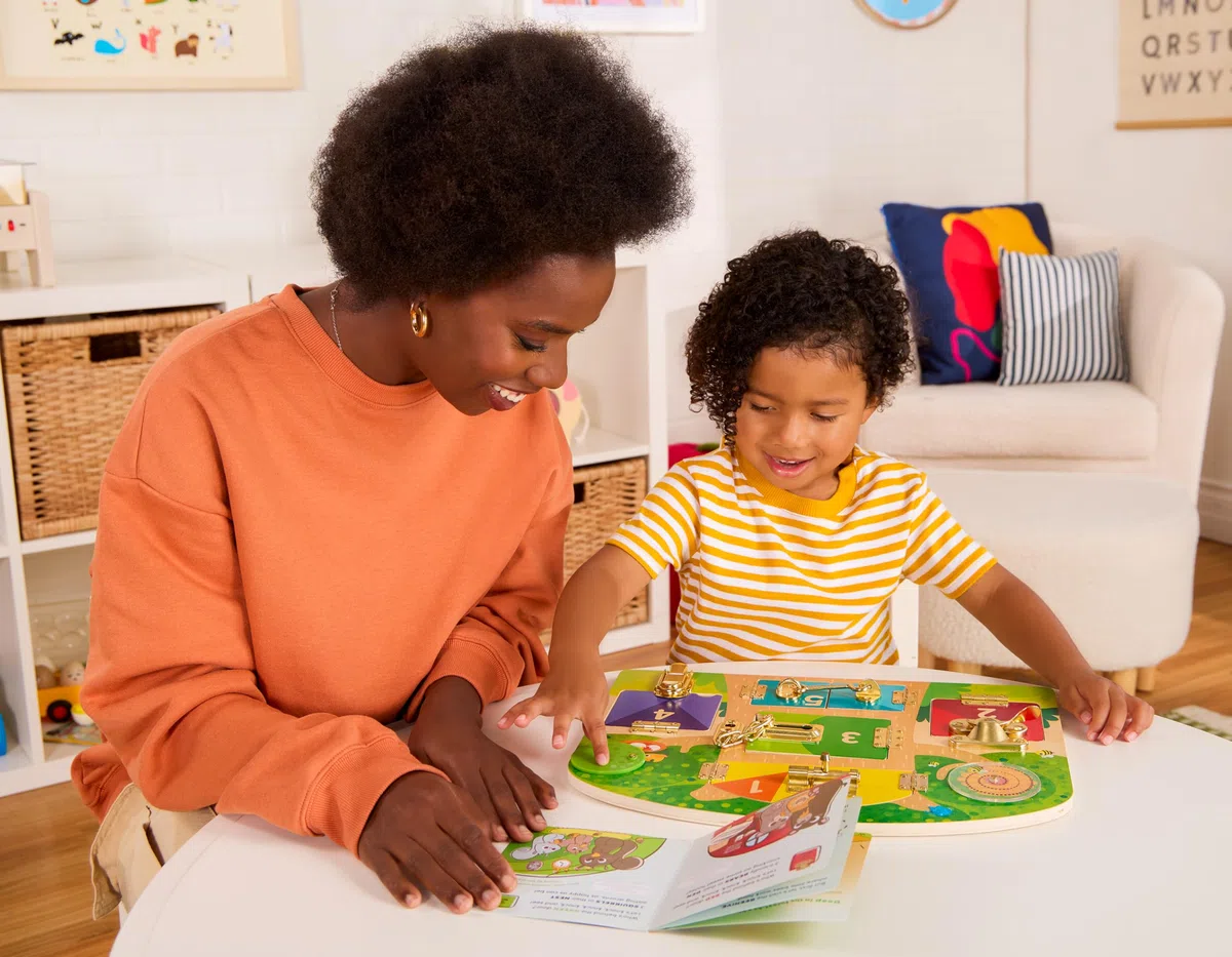 Toc Toc Chi c'è Dentro? - Lavagna Montessori - Lavagna per Bambini - Giocattolo con Serratura e Chiave - Scheda attività - 3 Anni +