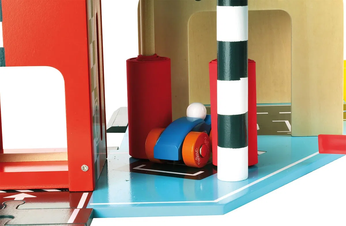 Vilac Garage in Legno per Gioco di finzione, Include 2 Auto, 1 Elicottero e segnali stradali, in Legno e Design Luminoso, dai 3 Anni in su