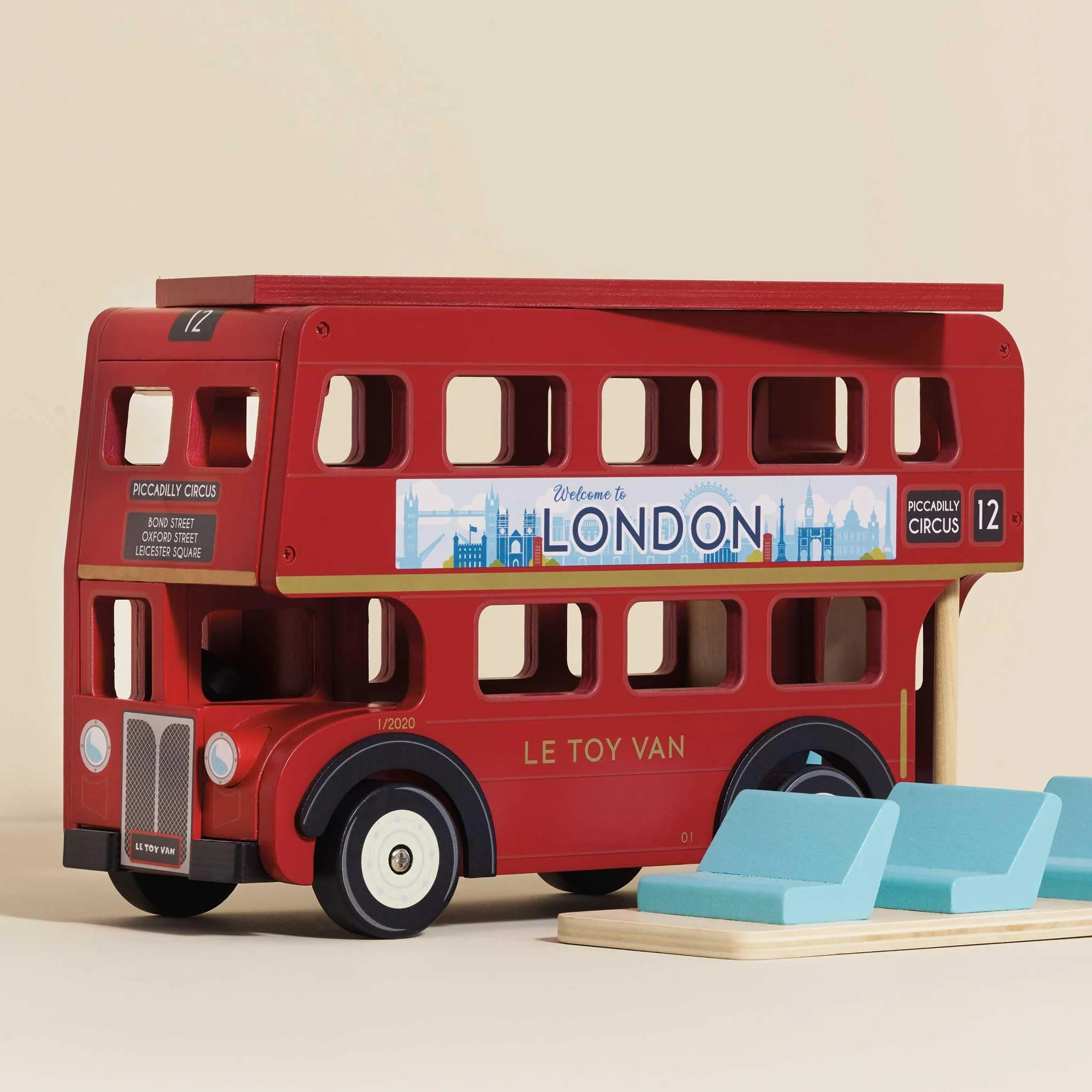 Le Toy Van - TV469 - London Bus giocattolo educativo per bambini, 3 anni, autobus a 2 piani in stile londinese con tetto apribile e dettagli realistici, 32 x 13 x 20 cm, in legno certificato FSC
