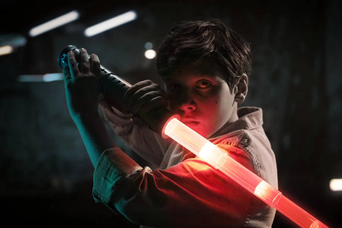 GOLIATH POWER SABER - Rosso Spada laser per bambini e adulti dagli 6 anni in su - Estensibile e retrattile Giocattolo laser luminoso realistico e sicuro - da 30 cm a 89 cm