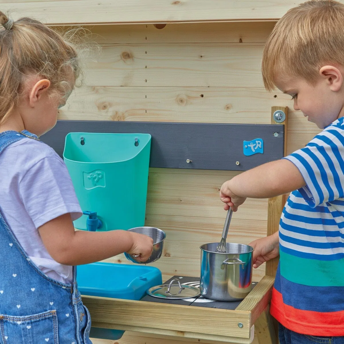 TP Toys, Early Fun Mud Kitchen Playhouse Accessorio da Cucina con bullone per Una casetta dei Giochi, Include Serbatoio d'Acqua, Vasca, padelle, Frusta, Gioco disordinato, 31 x 55 x 56 cm