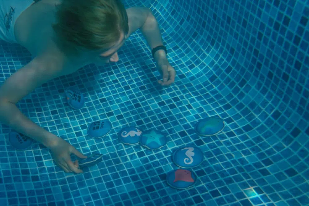 BS Toys Diving Memo - Animali Riempiti di Sabbia - Neoprene - Adatto per Bambini dai 6 Anni - Gioco di Memoria - Gioco in Piscina - Gioco da Viaggio - Giocattoli per Piscina - 12 pezzi