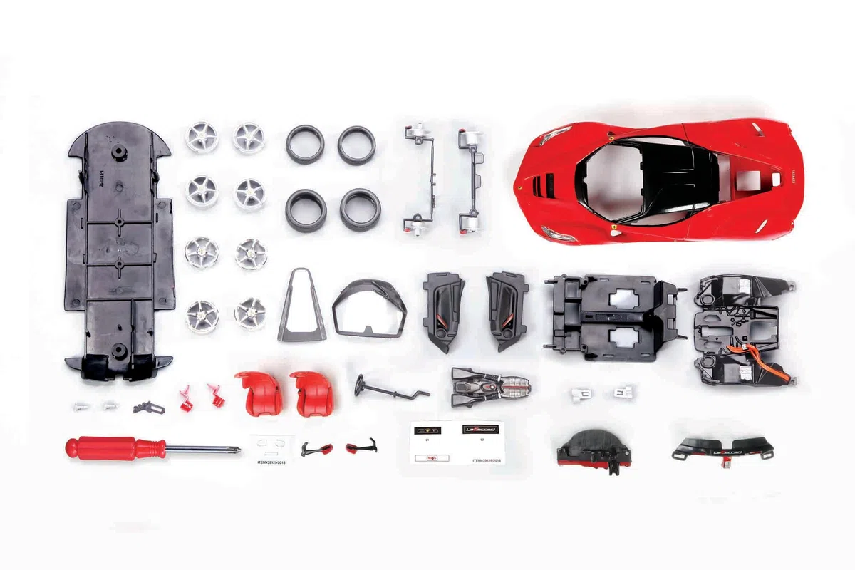 Maisto 58108639129 - Modellino da costruire, Ferrari "LaFerrari", scala 1:24, Nero/Rosso