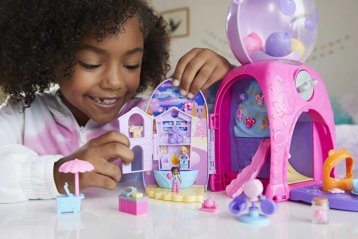 Polly Pocket Orsetto Dolci Sorprese - Playset con 4 aree gioco e 32 pezzi gioco: 2 bambole, caramelle non commestibili e funzione di ricarica, Giocattolo per Bambini 4+ Anni, HJN90