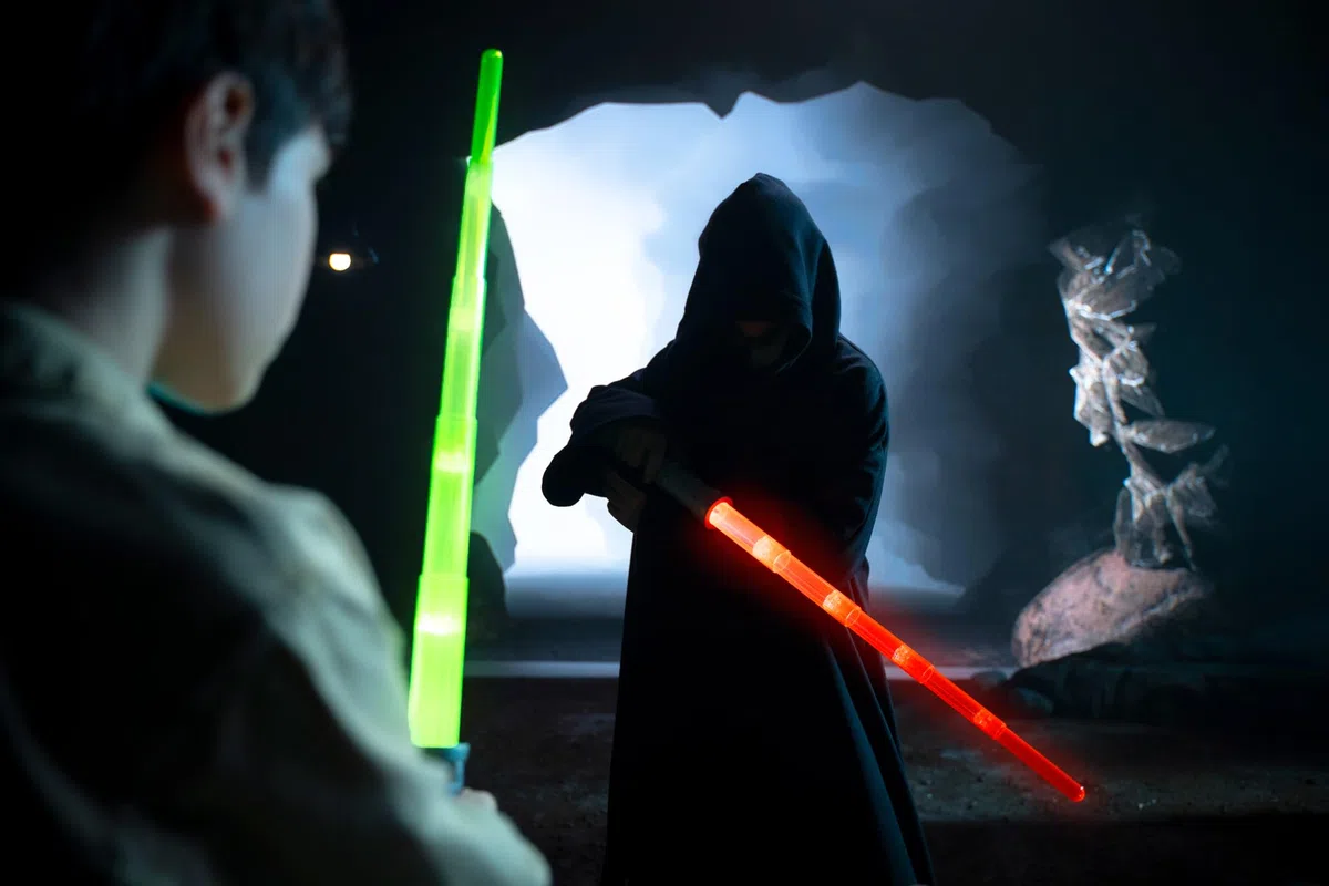 GOLIATH POWER SABER - Rosso Spada laser per bambini e adulti dagli 6 anni in su - Estensibile e retrattile Giocattolo laser luminoso realistico e sicuro - da 30 cm a 89 cm