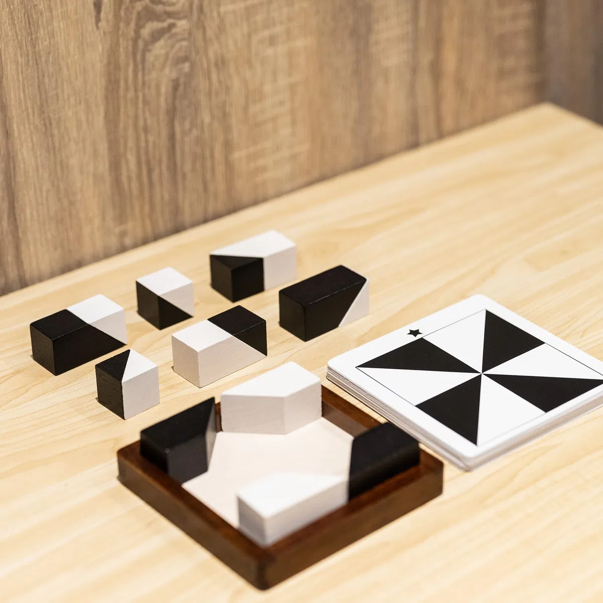 Gioco di puzzle con blocchi nascosti in legno, 80 sfide cerebrali, con scatola in legno massello e pezzi bianchi e neri deluxe, gioco da tavolo con logica 3D e pensiero spaziale, perfetto per