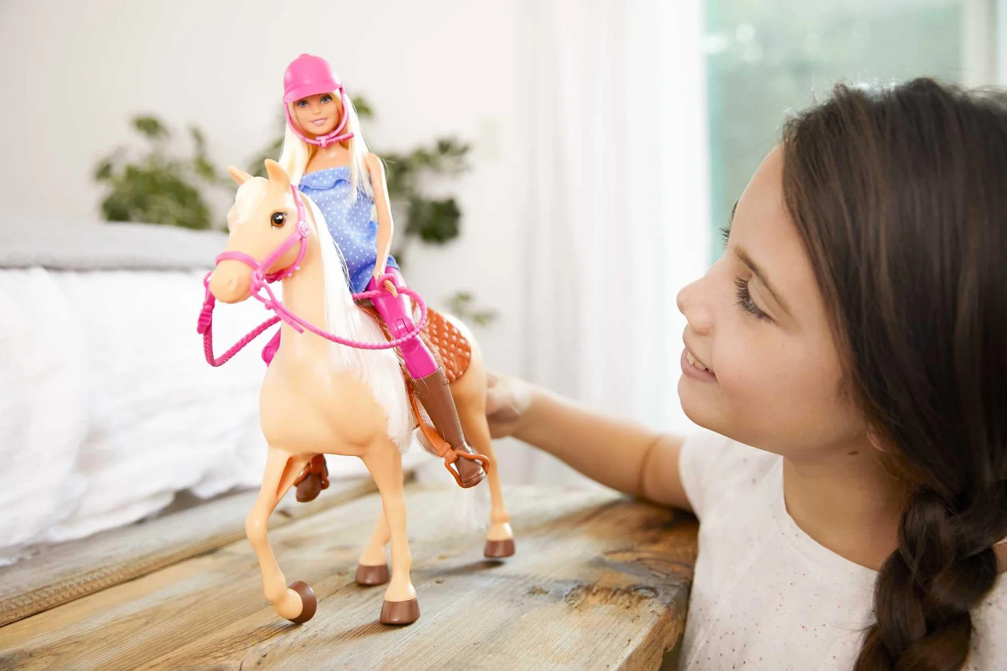 Barbie - Playset Bambola e Cavallo, include una Barbie snodata bionda con il caschetto e il suo cavallo marrone con sella e briglie rimovibili, giocattolo per bambini, 3+ anni, FXH13