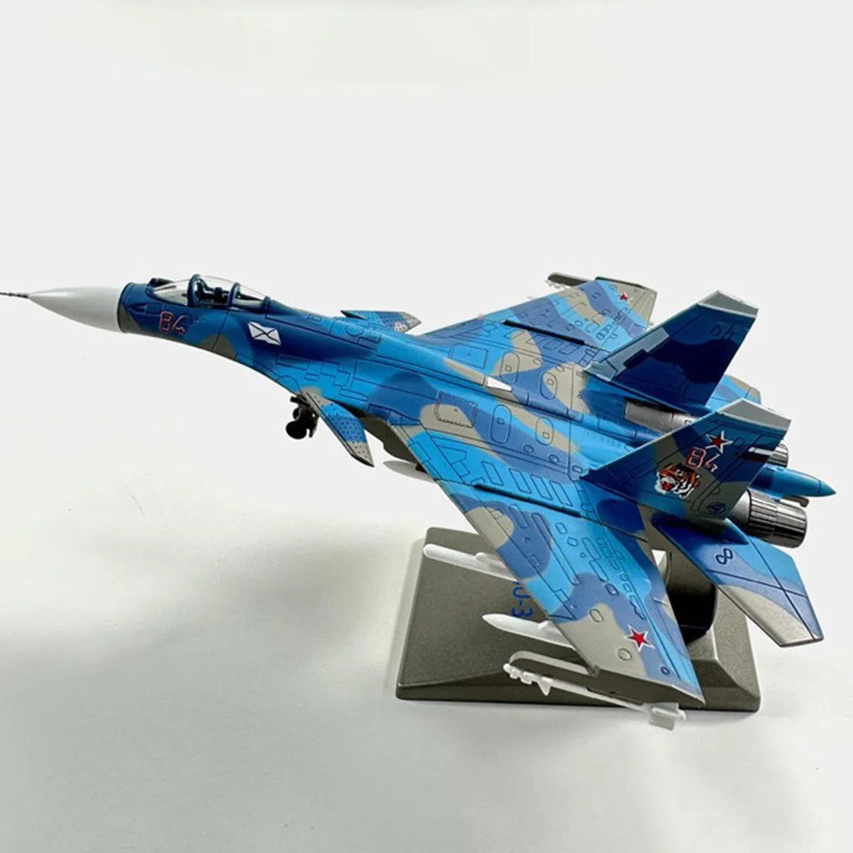 Diecast Alloy Aircraft SU-33 Fighter 1/100 Scala Display Modello da collezione con supporto per la decorazione della stanza Regalo di compleanno Ragazzi