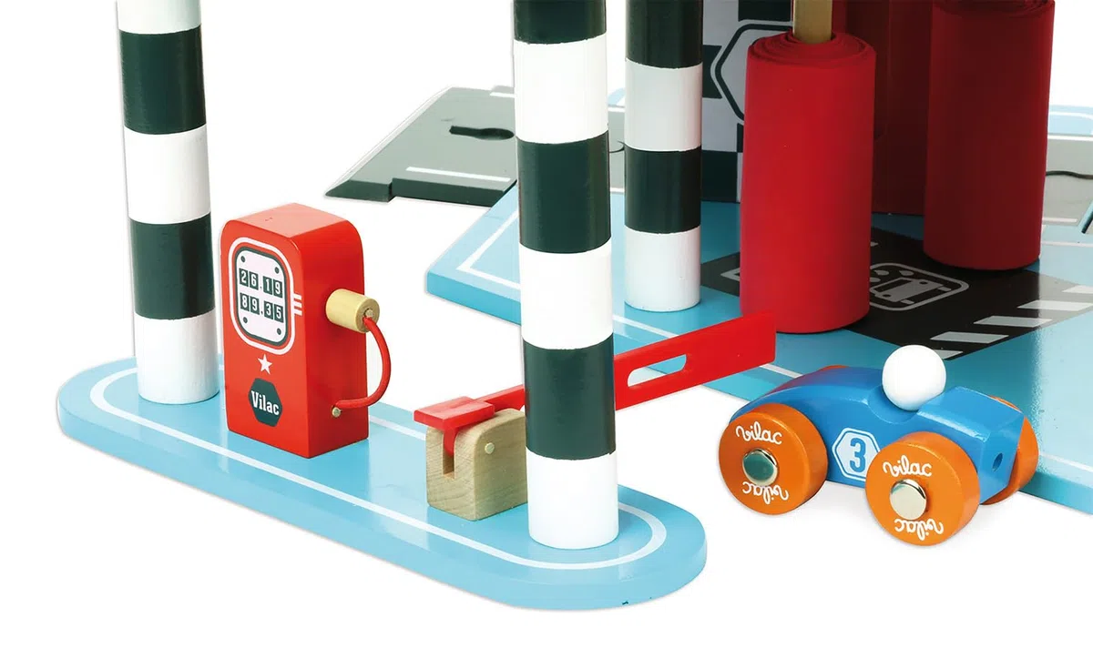 Vilac Garage in Legno per Gioco di finzione, Include 2 Auto, 1 Elicottero e segnali stradali, in Legno e Design Luminoso, dai 3 Anni in su