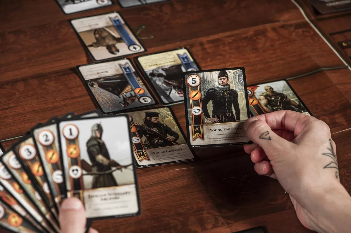 GWENT - Gioco di carte leggendario, con licenza ufficiale, set completo inglese, gioco di strategia competitivo per la costruzione di mazzi, da The Witcher 3, dai 14 anni in su, da 1
