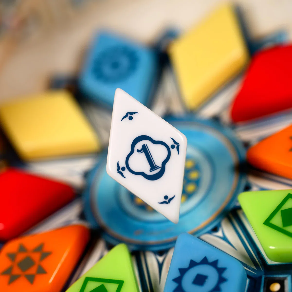 Asmodee – AZUL: SUMMER PAVILION – Realizza il Padiglione Estivo Voluto da Re Manuel I – Gioco da Tavolo per Bambini, Famiglie e Amici – Idea Regalo – 2-4 Giocatori – 8+ Anni – Edizione in Italiano
