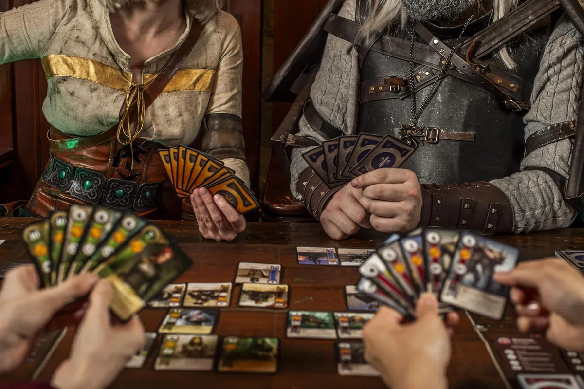 GWENT - Gioco di carte leggendario, con licenza ufficiale, set completo inglese, gioco di strategia competitivo per la costruzione di mazzi, da The Witcher 3, dai 14 anni in su, da 1