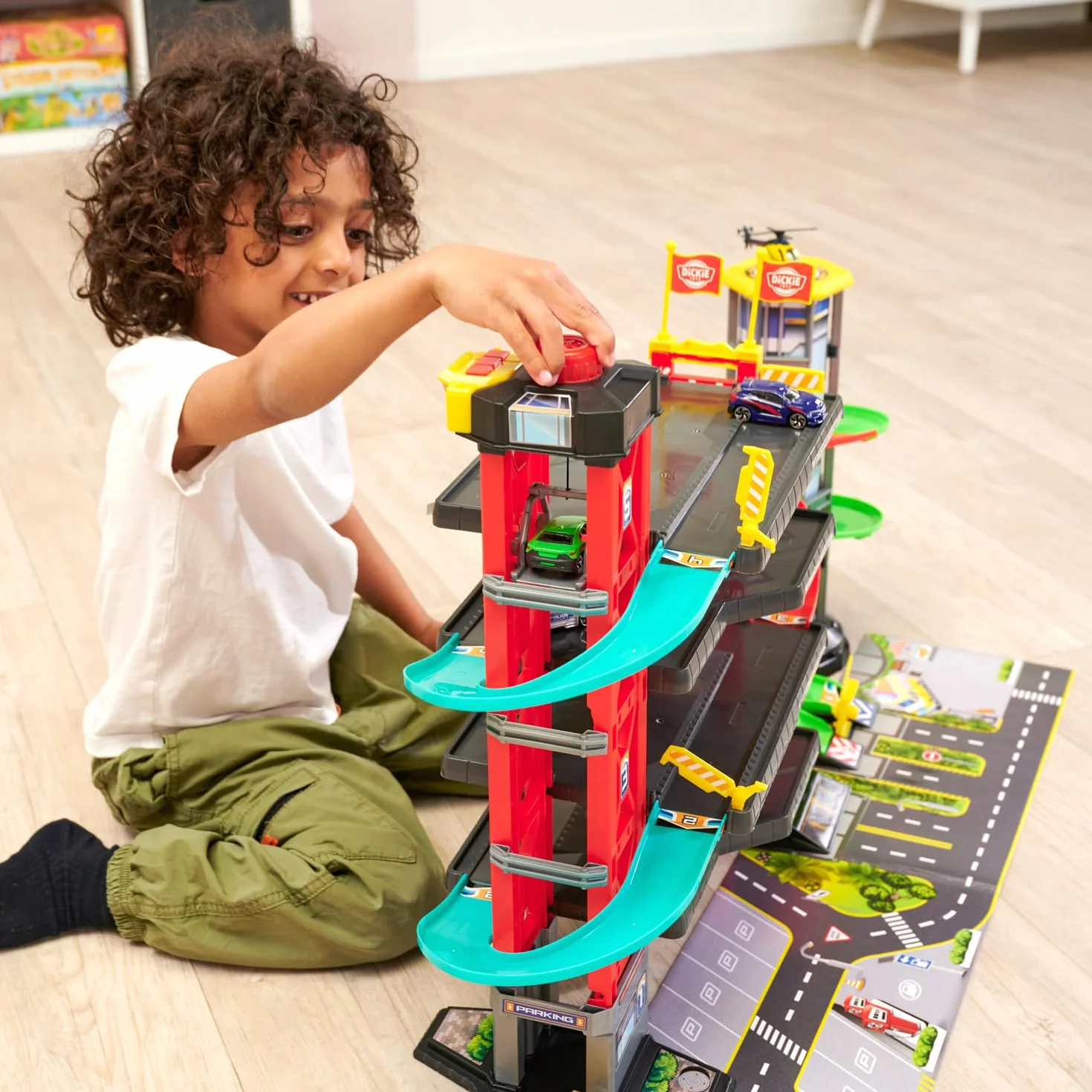 Dickie Toys - Parcheggio a 4 piani per bambini dai 3 anni (87 x 52 cm) con accessori - ampio parcheggio giocattolo su 5 livelli con ascensore, pista, auto giocattolo, elicottero, luce e suono
