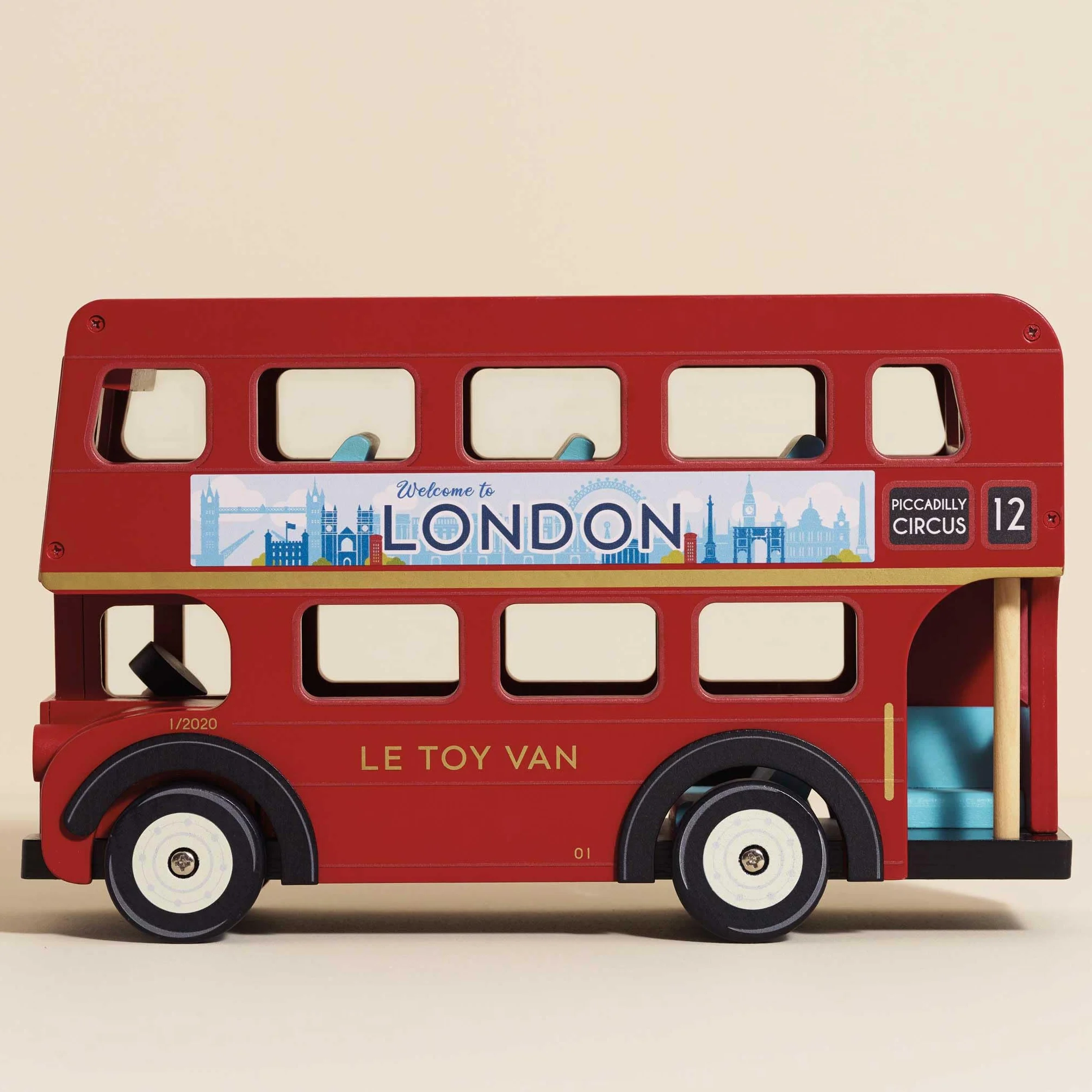 Le Toy Van - TV469 - London Bus giocattolo educativo per bambini, 3 anni, autobus a 2 piani in stile londinese con tetto apribile e dettagli realistici, 32 x 13 x 20 cm, in legno certificato FSC