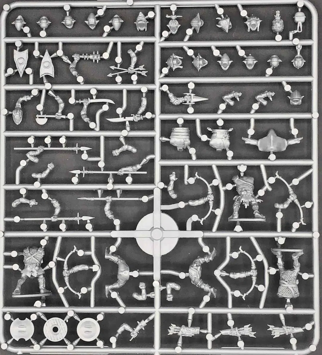 Classic Fantasy: Goblin Warband (30 figure in plastica dura multiparte da 28 mm)..