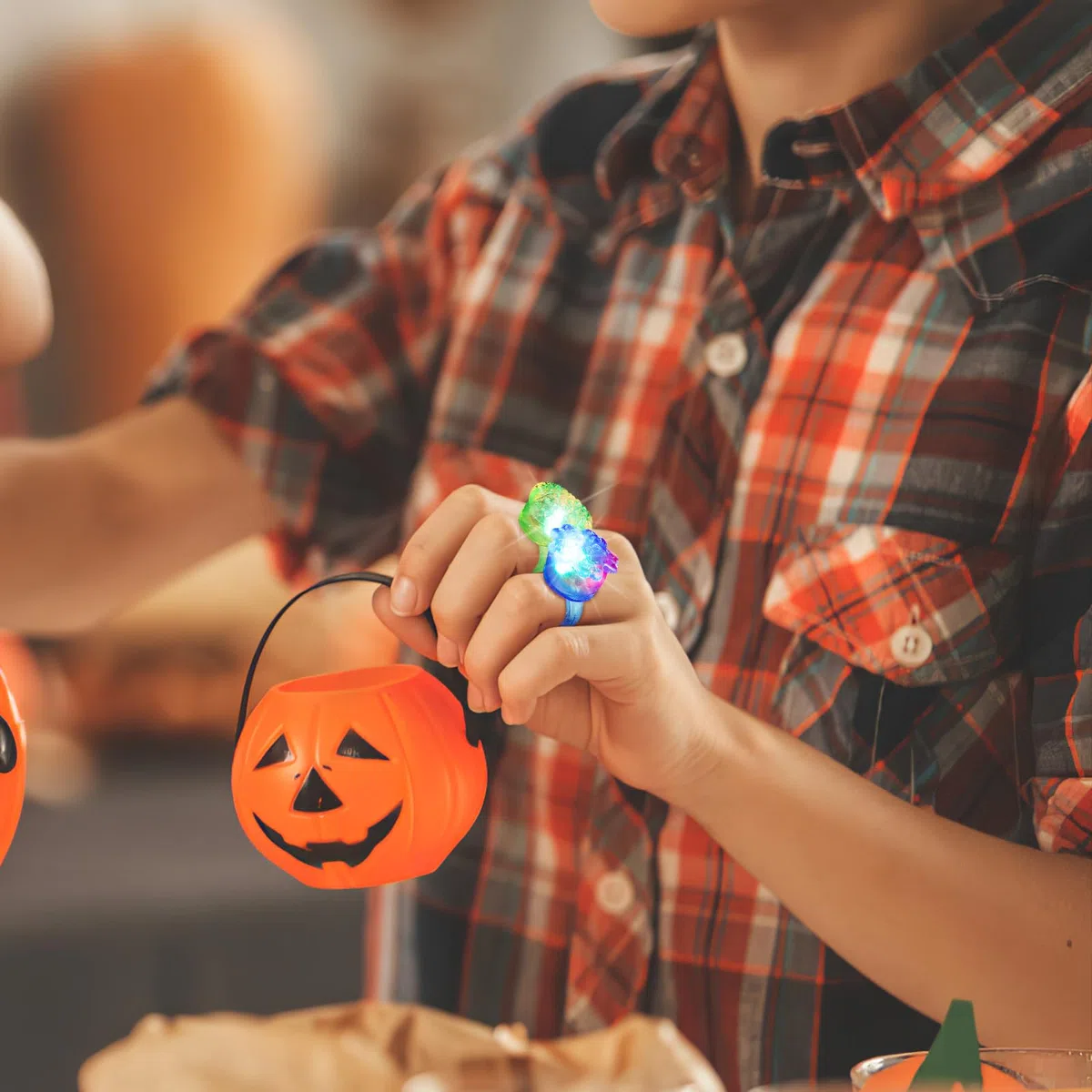NUOBESTY 24 anelli luminosi a LED, a forma di fiore, lampeggianti, giocattolo per le dita, per adulti e bambini