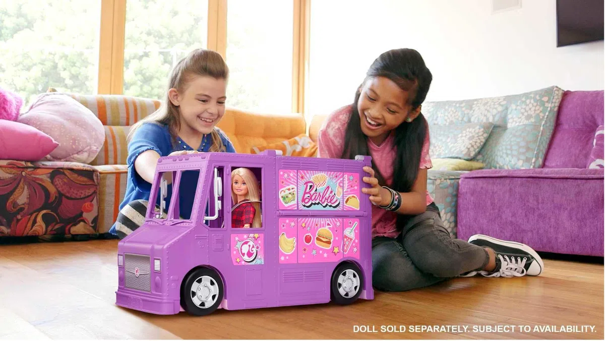 Barbie Furgoncino Street Food, Veicolo Trasformabile con più di 30 Accessori, Giocattolo per Bambini 3+ Anni, GMW07