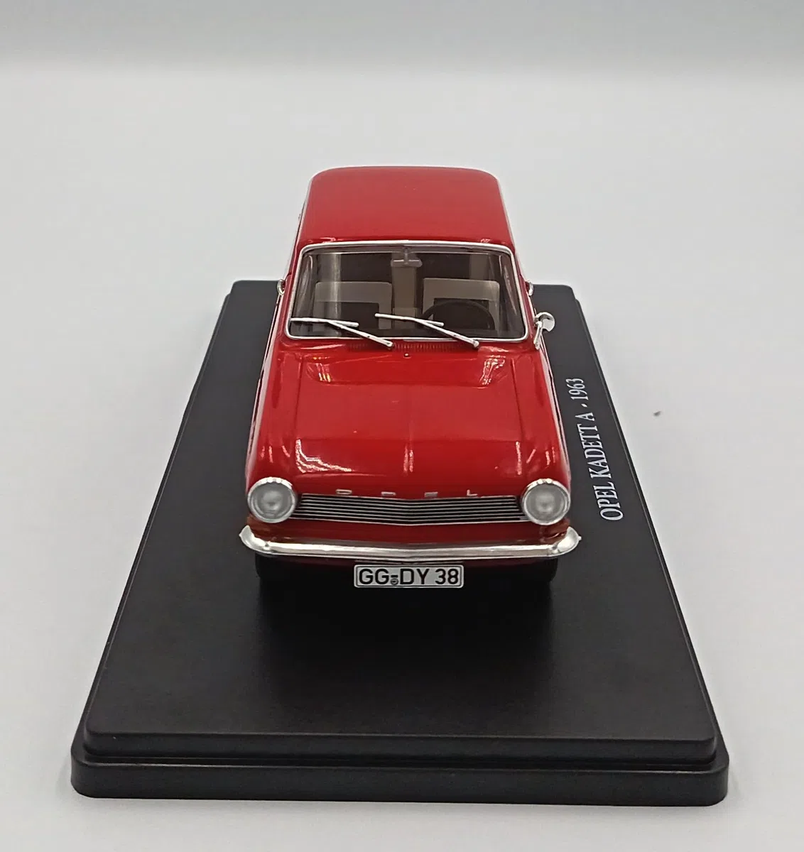 OPO 10 - Modellino da Collezione in Scala 1/24 Compatibile con Opel Kadett A (1963) - VC085