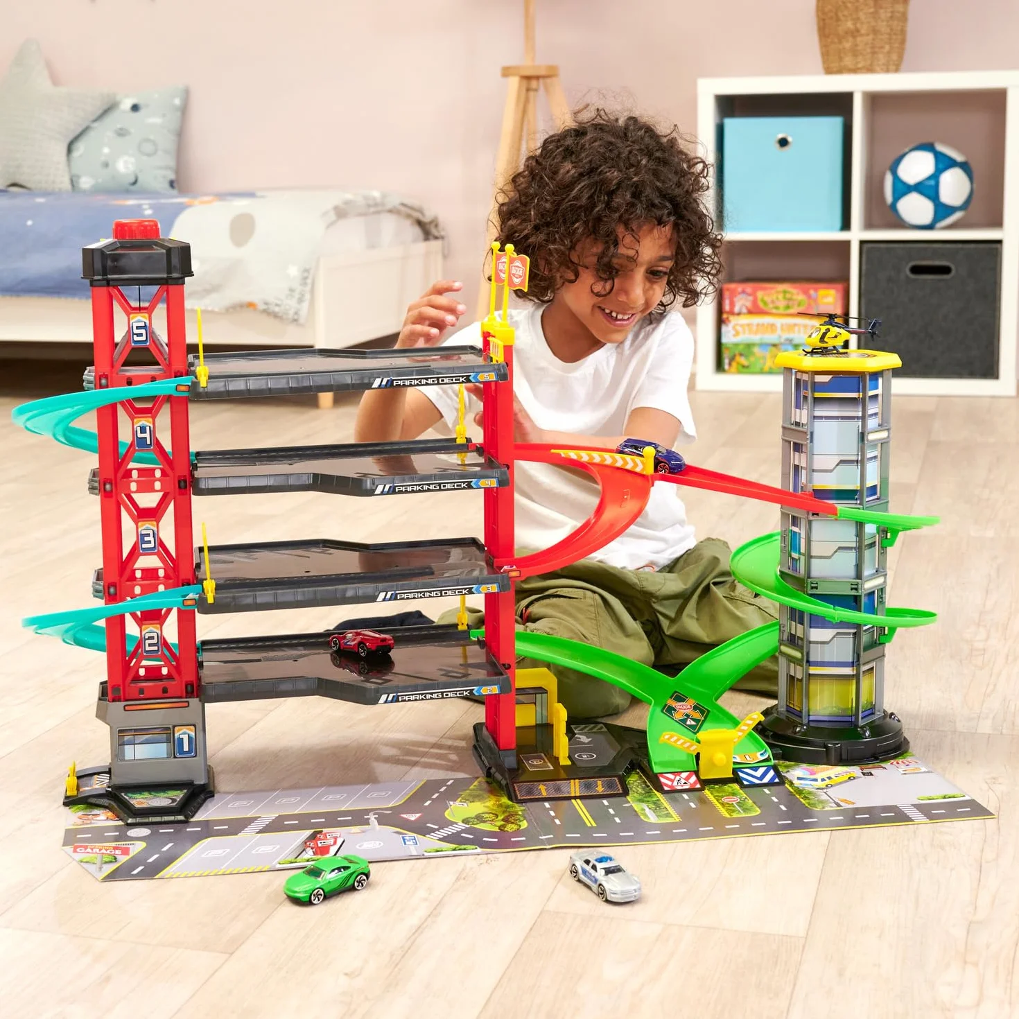 Dickie Toys - Parcheggio a 4 piani per bambini dai 3 anni (87 x 52 cm) con accessori - ampio parcheggio giocattolo su 5 livelli con ascensore, pista, auto giocattolo, elicottero, luce e suono