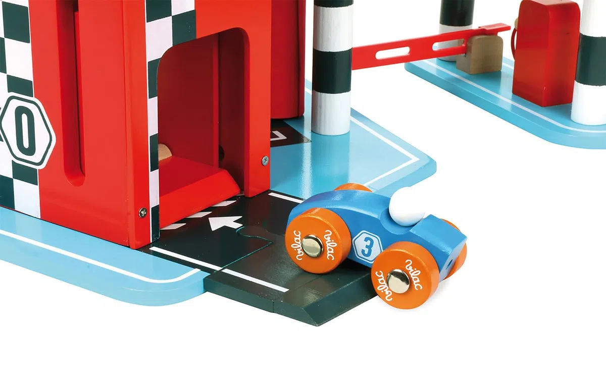 Vilac Garage in Legno per Gioco di finzione, Include 2 Auto, 1 Elicottero e segnali stradali, in Legno e Design Luminoso, dai 3 Anni in su