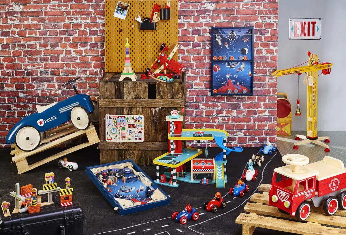 Vilac Garage in Legno per Gioco di finzione, Include 2 Auto, 1 Elicottero e segnali stradali, in Legno e Design Luminoso, dai 3 Anni in su